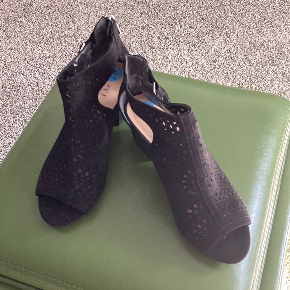 Unisa Black Open Toe Show Size 71/2